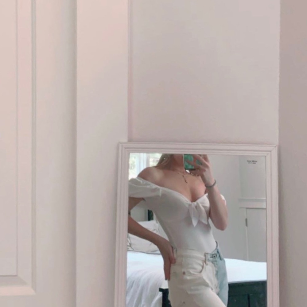 WHITE SHORTSLEEVE BODYSUIT WITH FRONT TIE